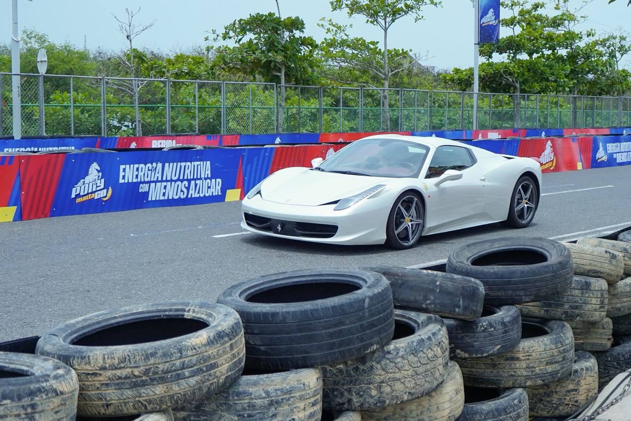 Exhibición de carros en el circuito.