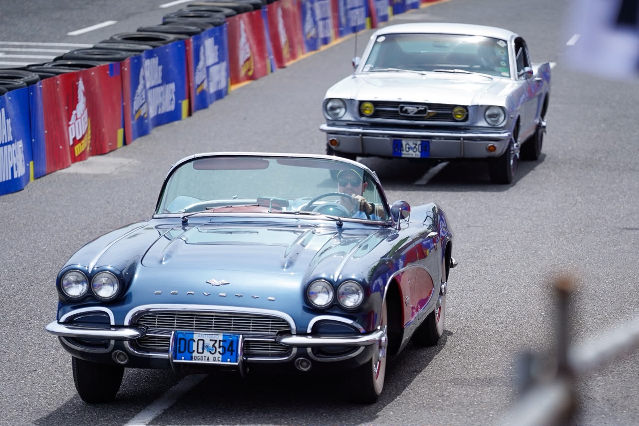 Exhibición de carros en el circuito.