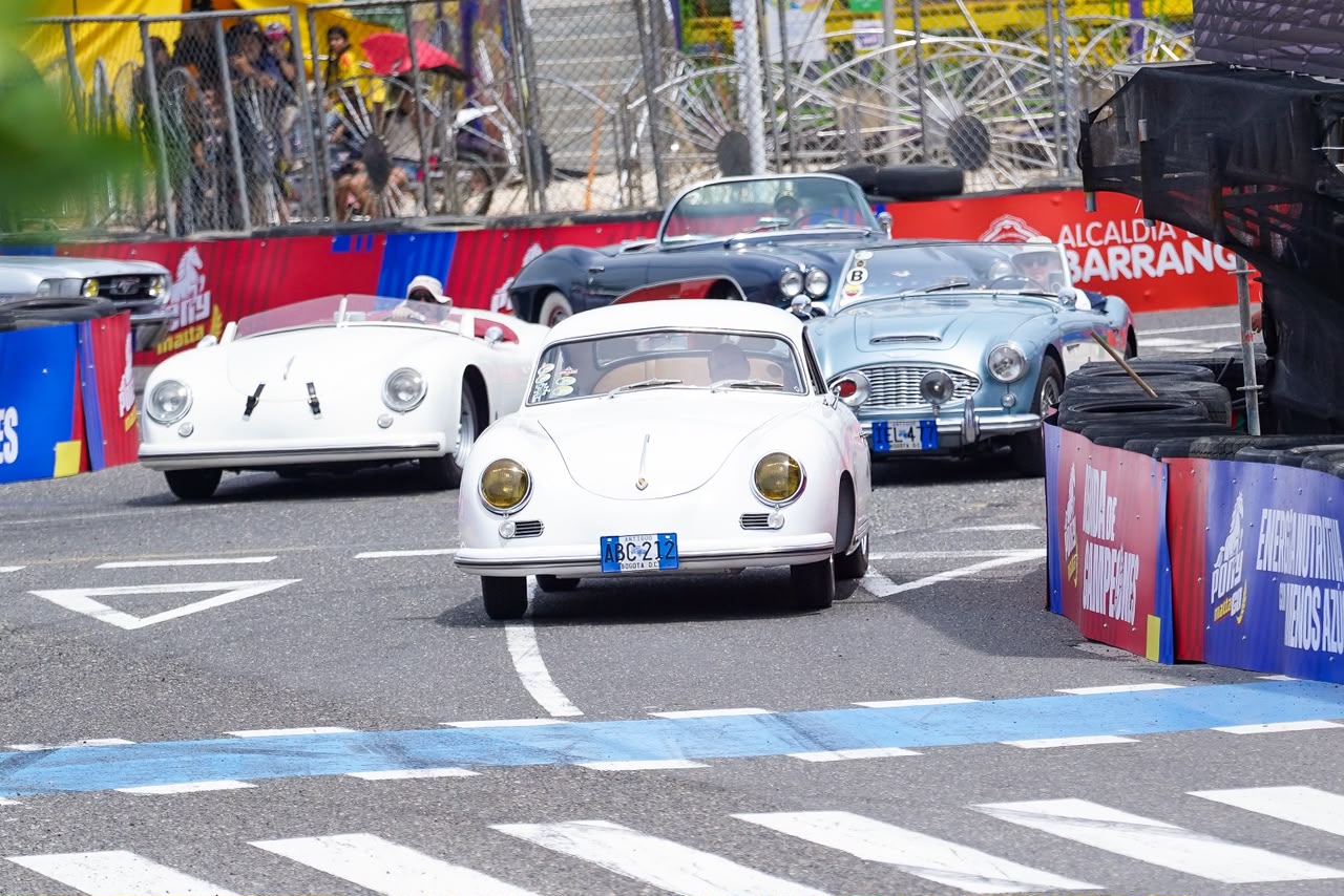 Exhibición de carros en el circuito.