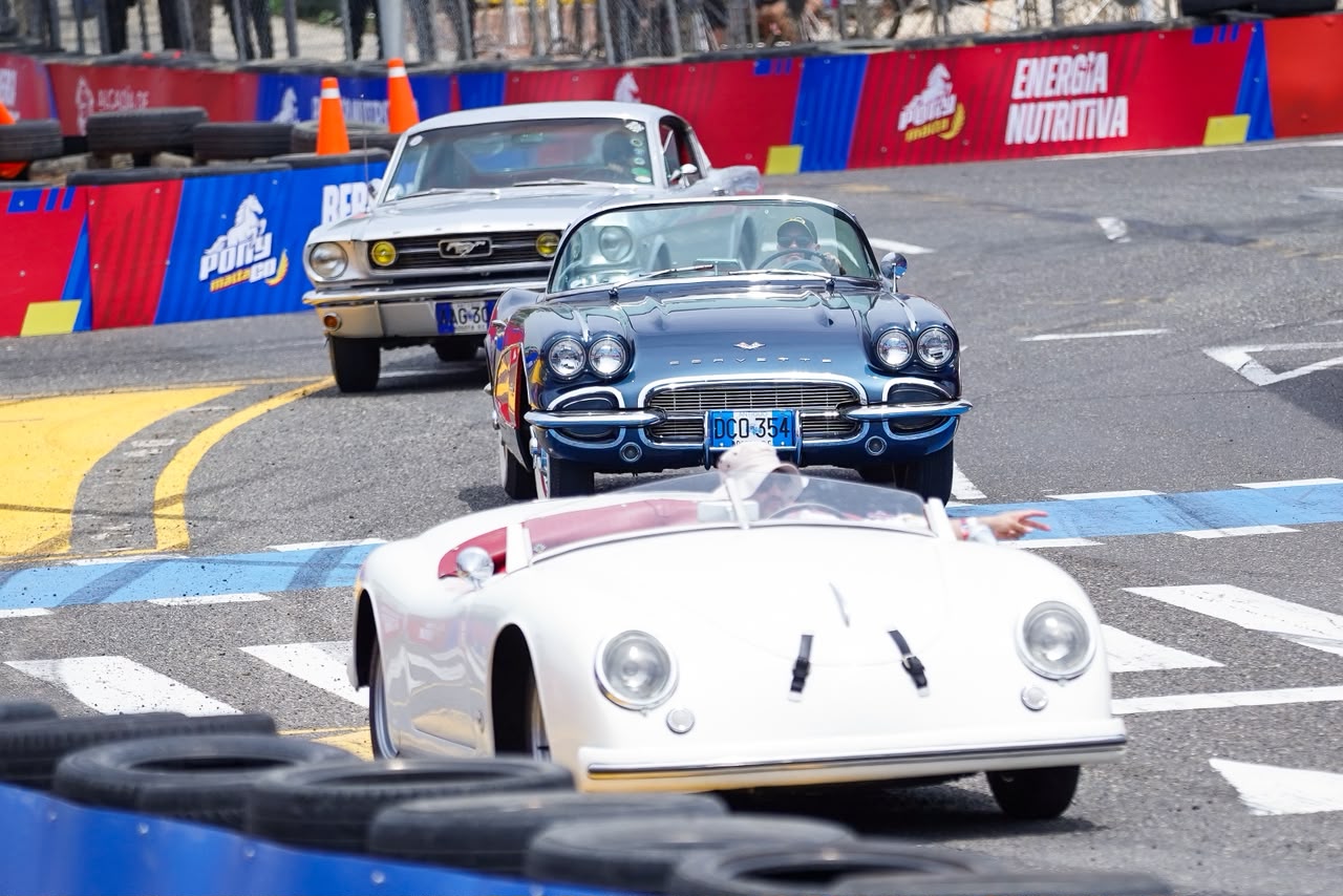 Exhibición de carros en el circuito.