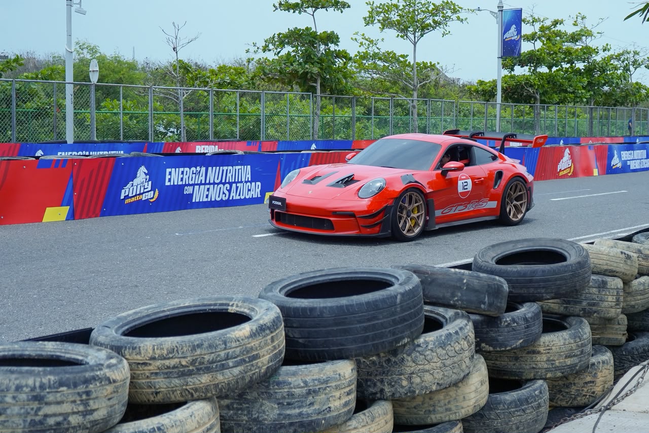 Exhibición de carros en el circuito.