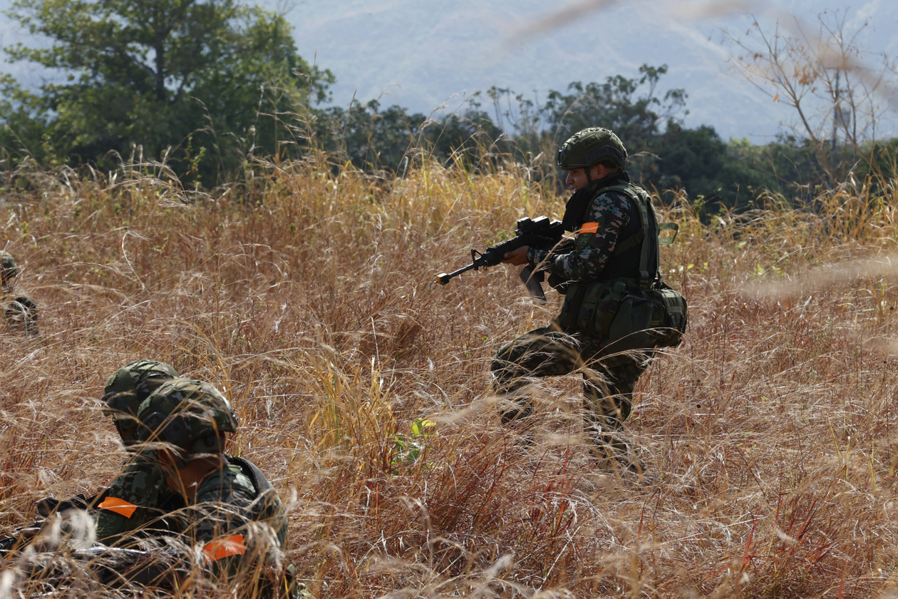 Integrantes de las Fuerzas Militares de Colombia participan en un ejercicio de certificación de la OTAN supervisado por Alemania, Francia y otros países.