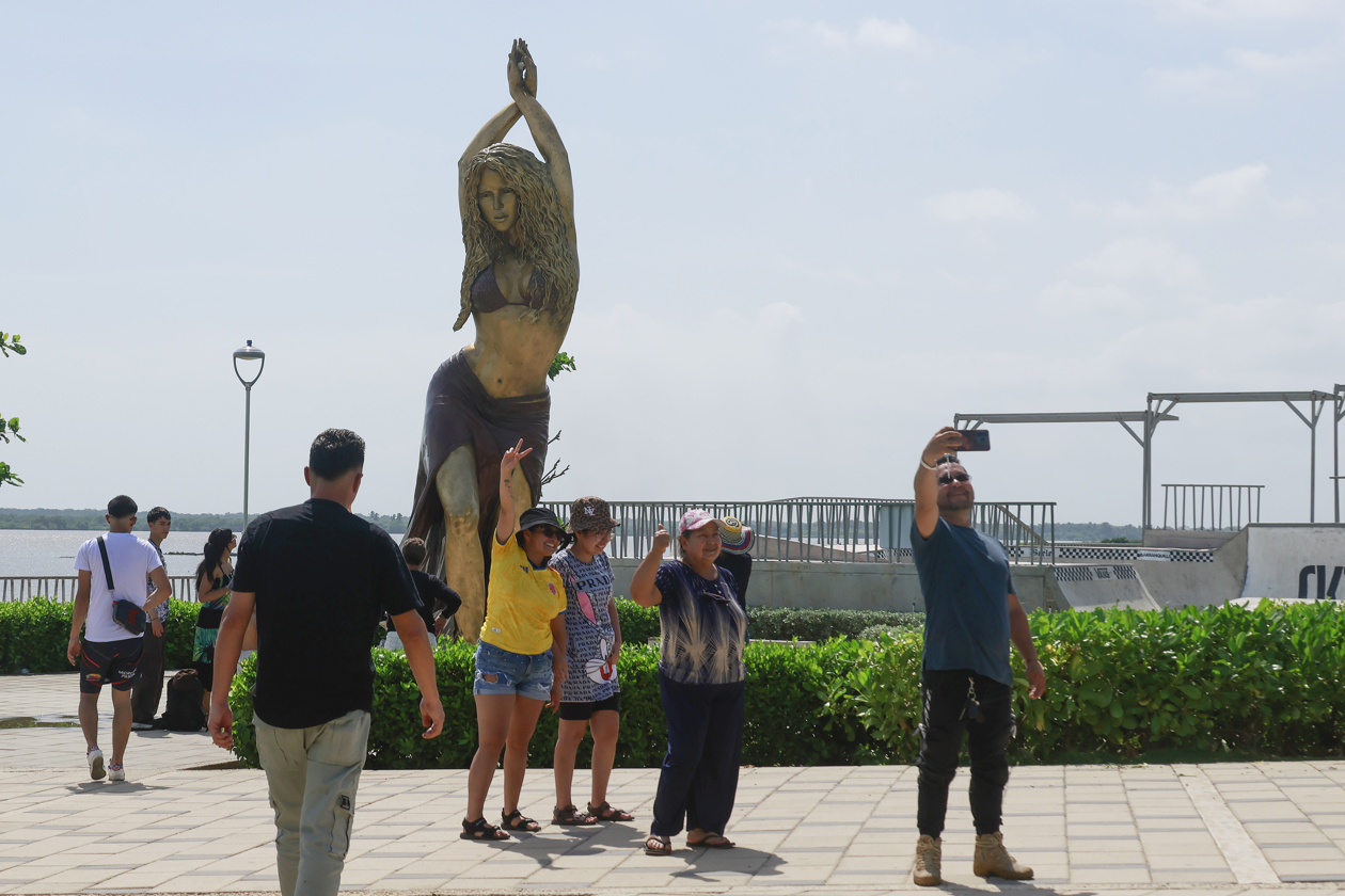 Turistas posan junto a la estatua de la cantante barranquillera Shakira.
