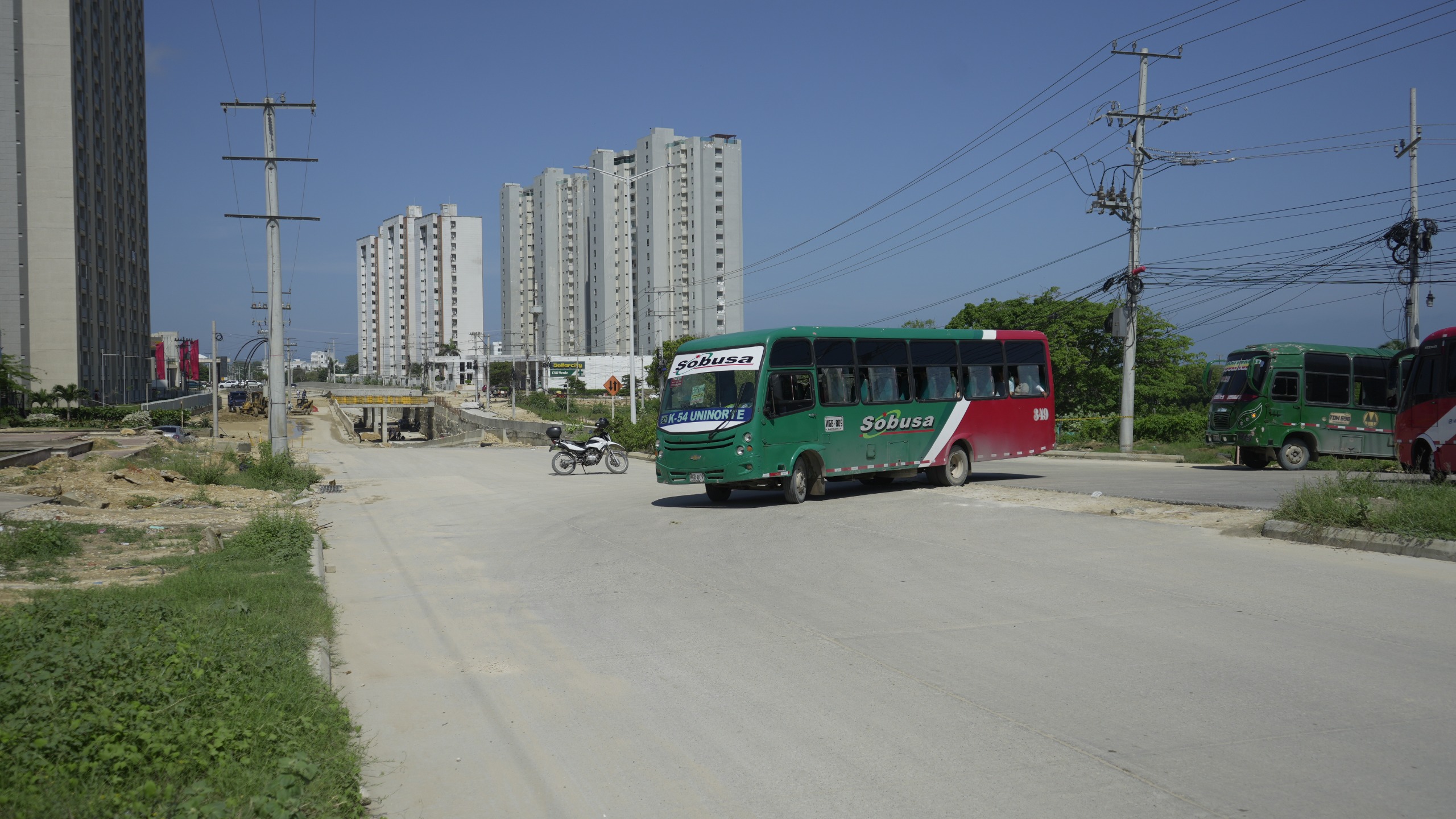 Buses de Sobusa desvíandose para realizar su ruta.