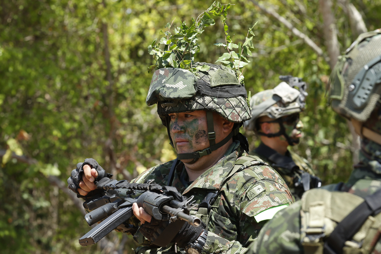 Integrantes de las Fuerzas Militares de Colombia participan en un ejercicio de certificación de la OTAN supervisado por Alemania, Francia y otros países.