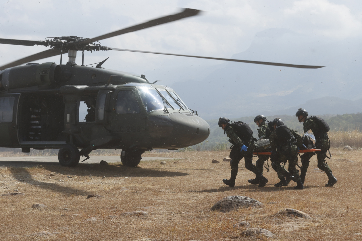 Integrantes de las Fuerzas Militares de Colombia participan en un ejercicio de certificación de la OTAN supervisado por Alemania, Francia y otros países.