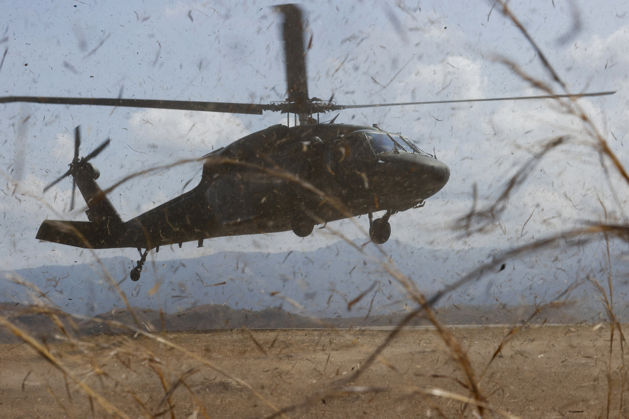 Integrantes de las Fuerzas Militares de Colombia participan en un ejercicio de certificación de la OTAN supervisado por Alemania, Francia y otros países.
