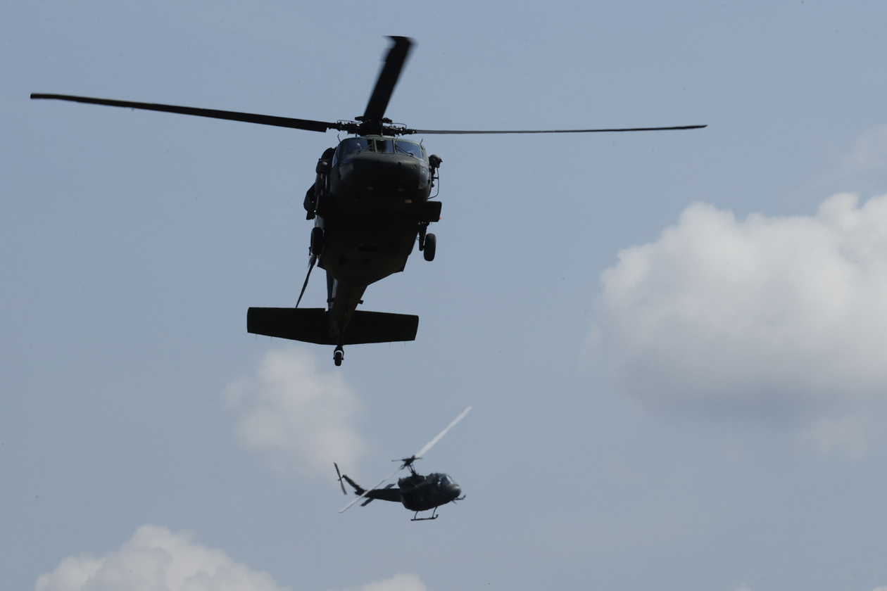 Integrantes de las Fuerzas Militares de Colombia participan en un ejercicio de certificación de la OTAN supervisado por Alemania, Francia y otros países.