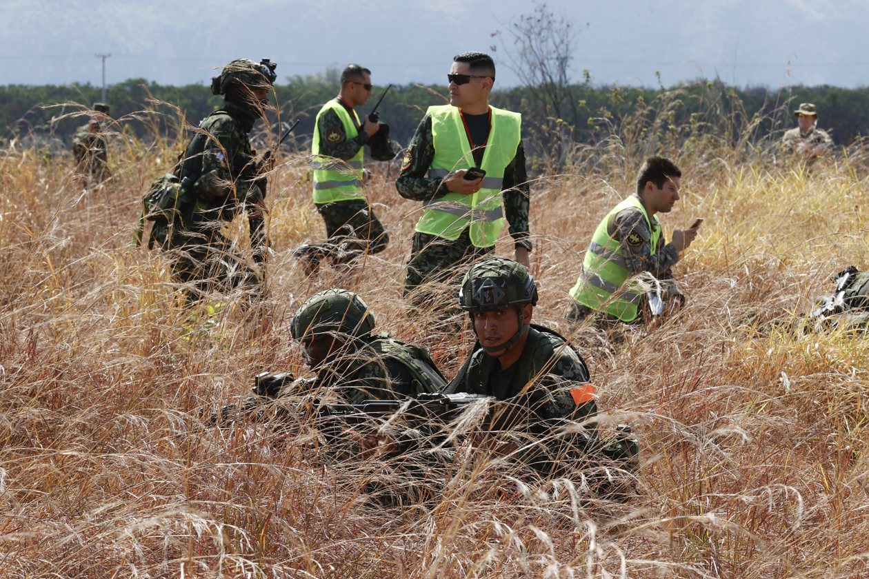 Integrantes de las Fuerzas Militares de Colombia participan en un ejercicio de certificación de la OTAN supervisado por Alemania, Francia y otros países.