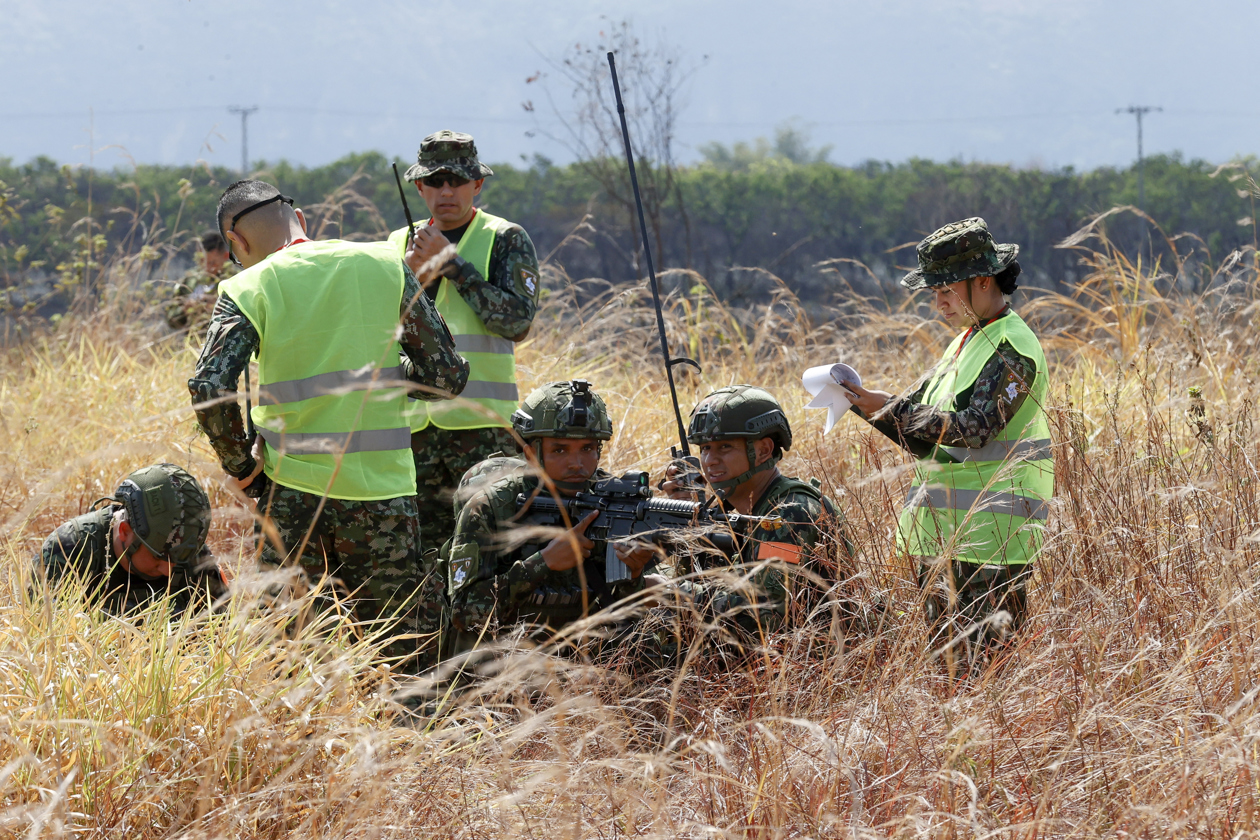 Integrantes de las Fuerzas Militares de Colombia participan en un ejercicio de certificación de la OTAN supervisado por Alemania, Francia y otros países.