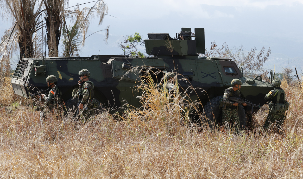 Integrantes de las Fuerzas Militares de Colombia participan en un ejercicio de certificación de la OTAN supervisado por Alemania, Francia y otros países.