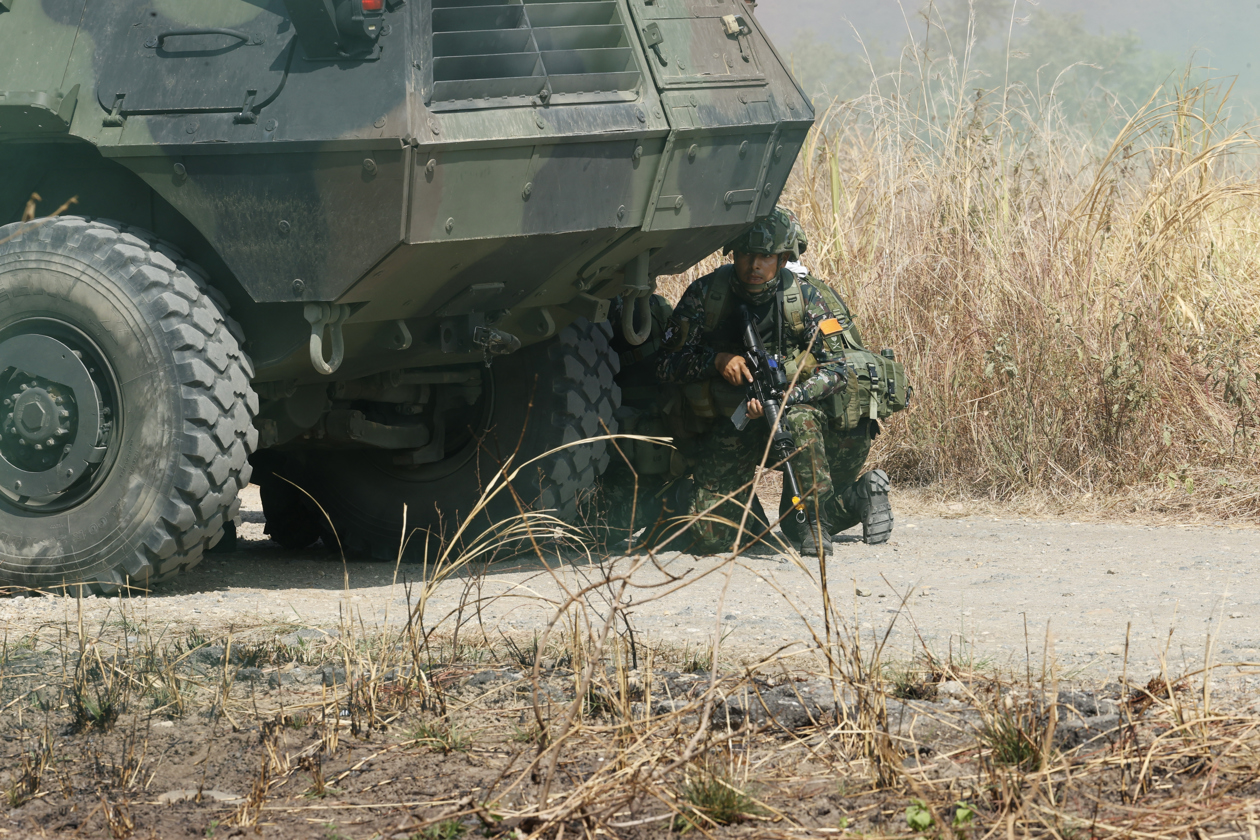Integrantes de las Fuerzas Militares de Colombia participan en un ejercicio de certificación de la OTAN supervisado por Alemania, Francia y otros países.