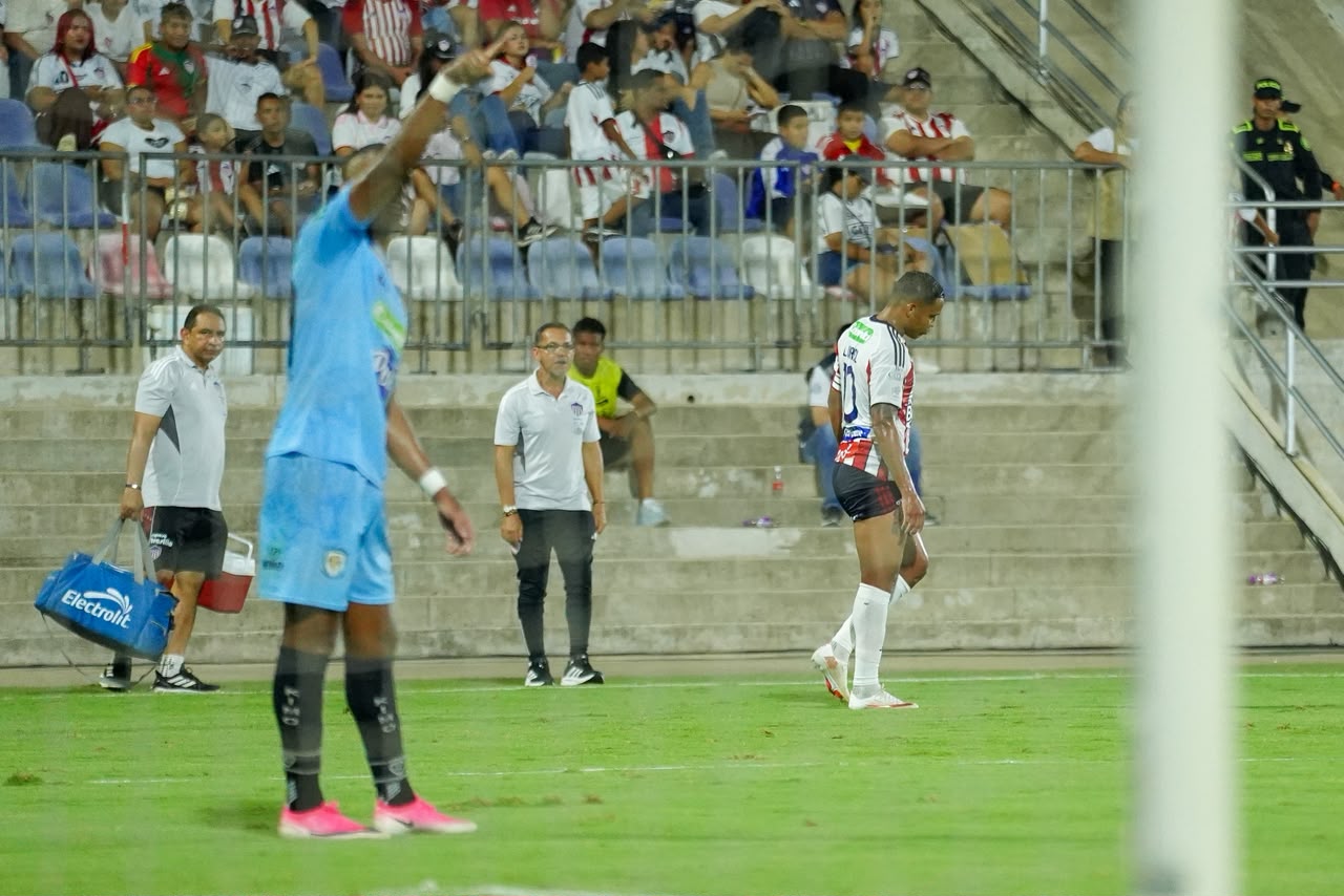 El delantero tuvo que abandonar el juego en el entretiempo.