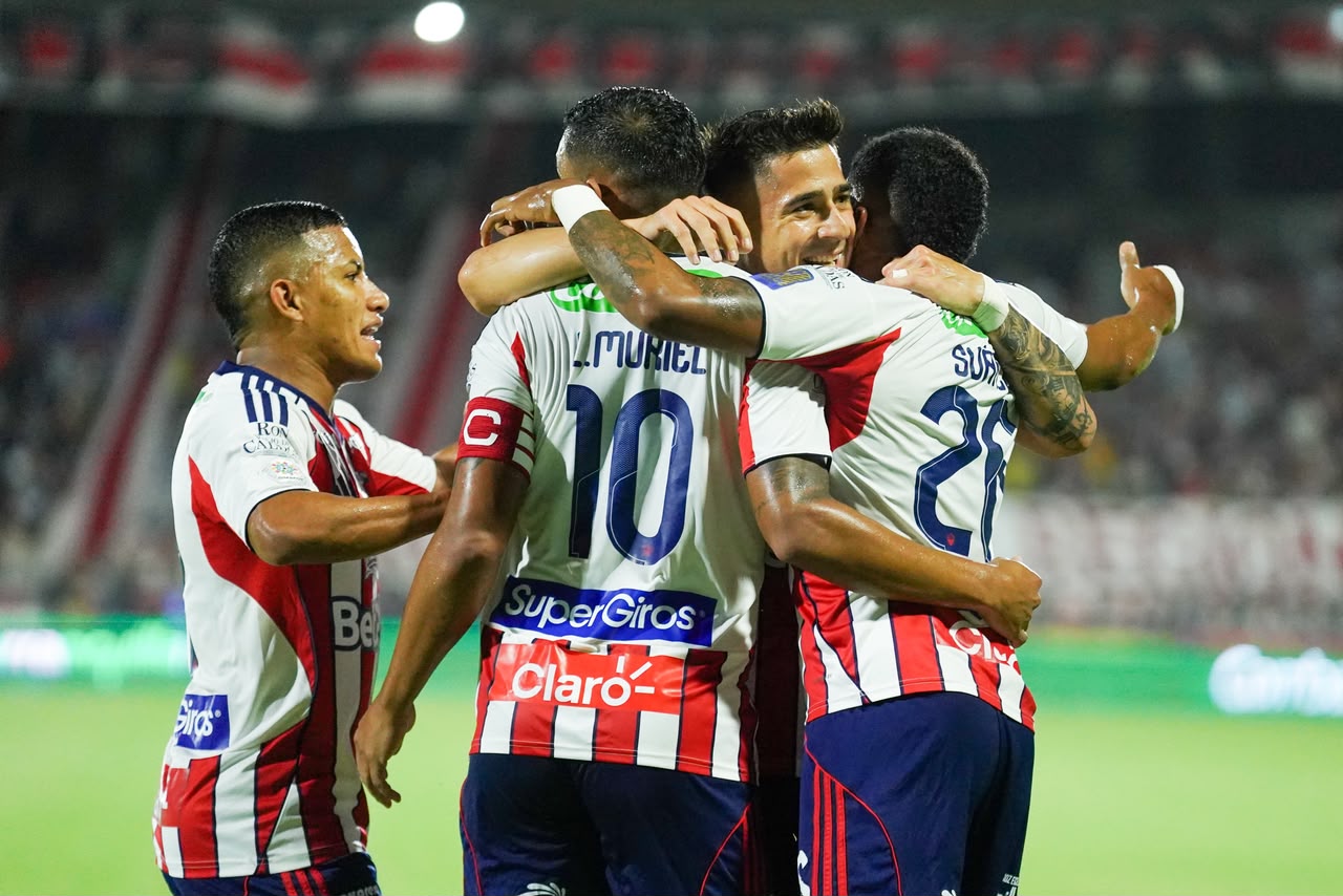 Jugadores de Junior celebrando el 1-0.