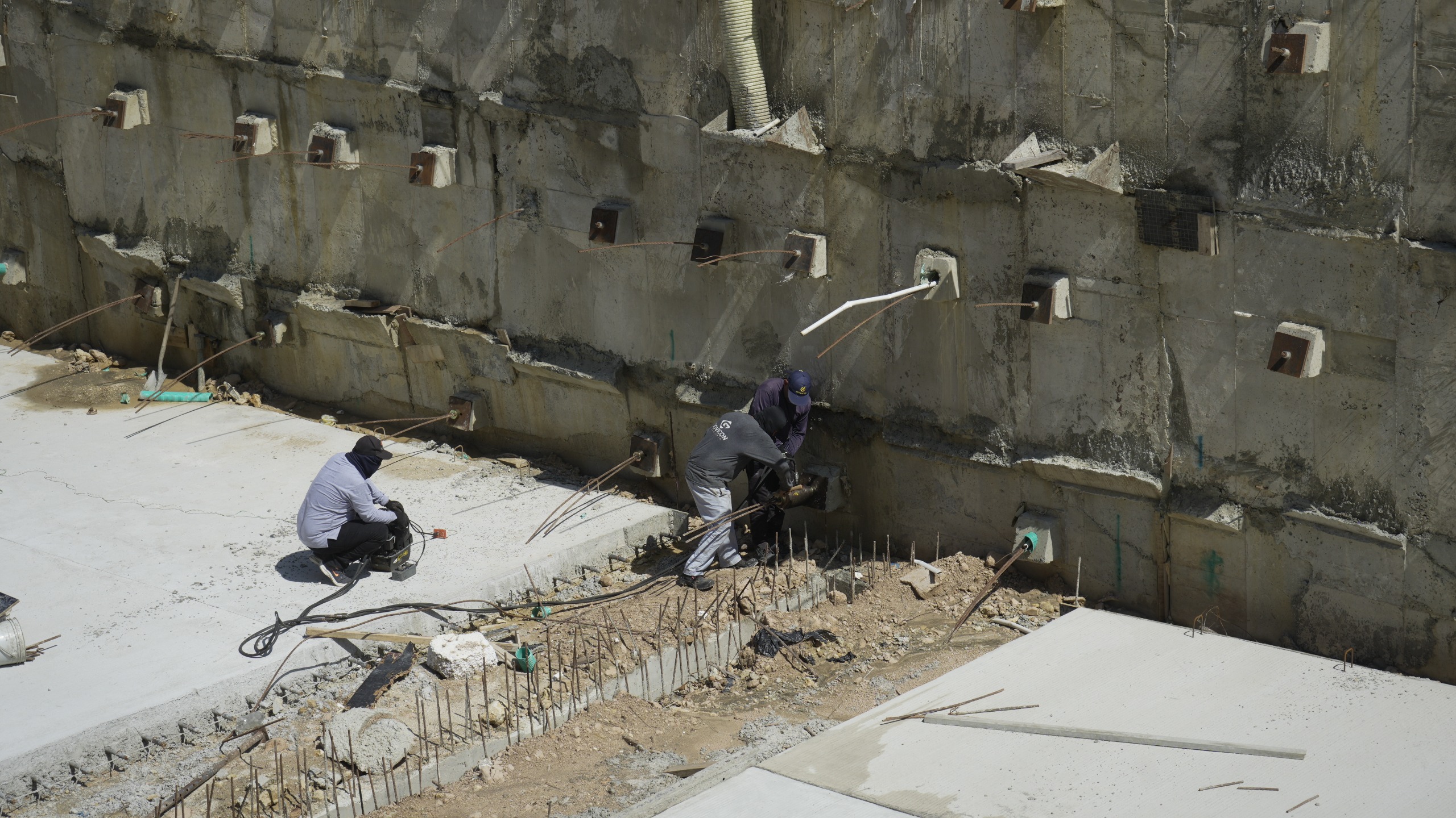 Obreros trabajando en el deprimido.