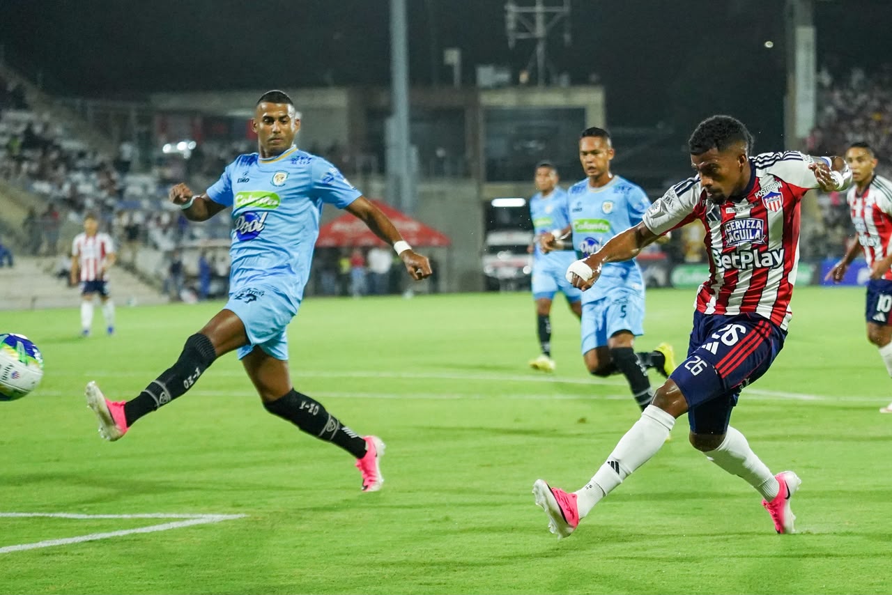 Remate de Yeison Suárez para anotar.
