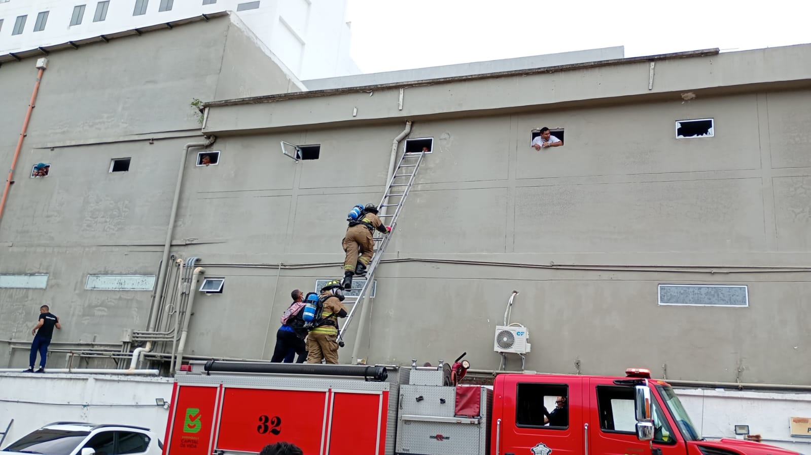 Labores de rescate de los bomberos.