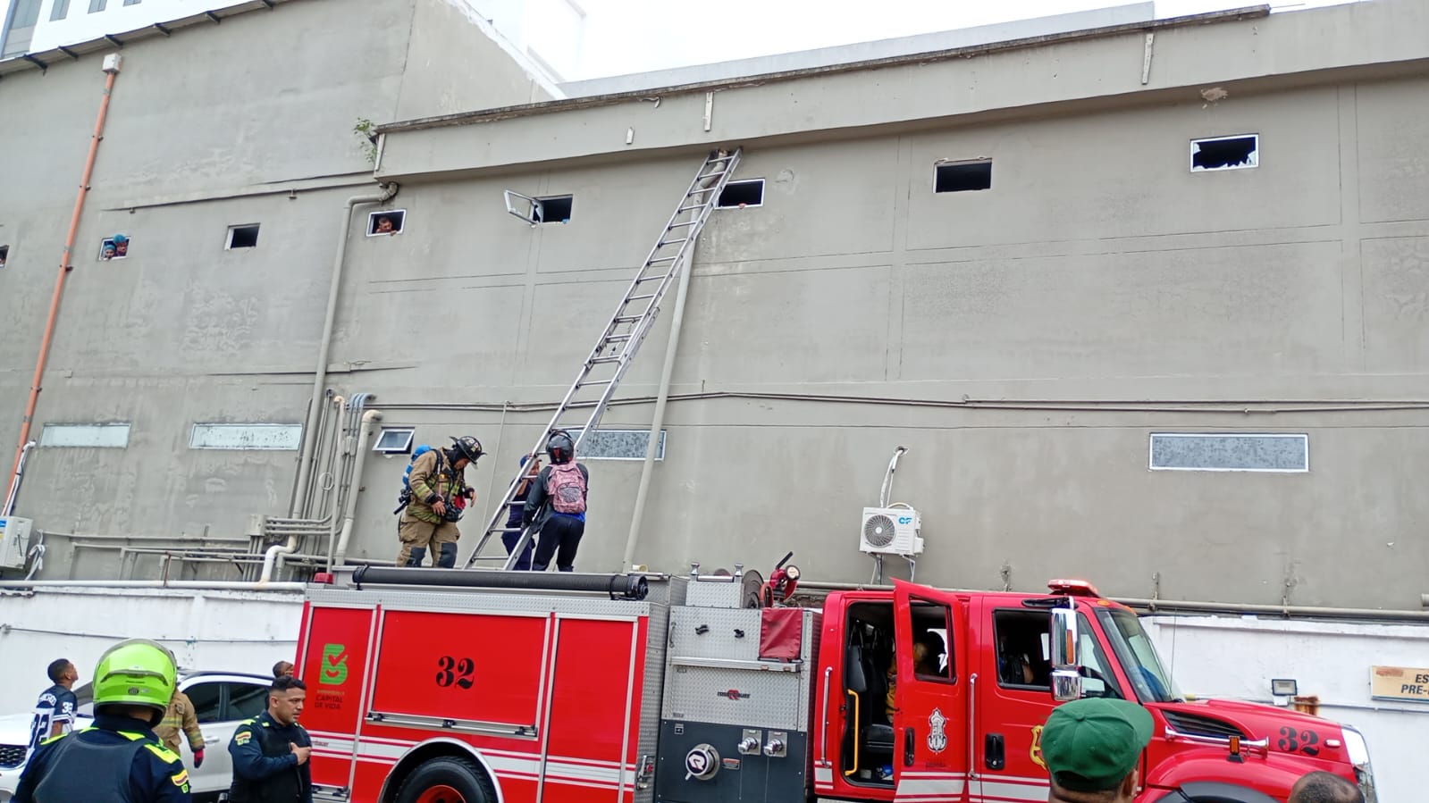 Labores de rescate de los bomberos.