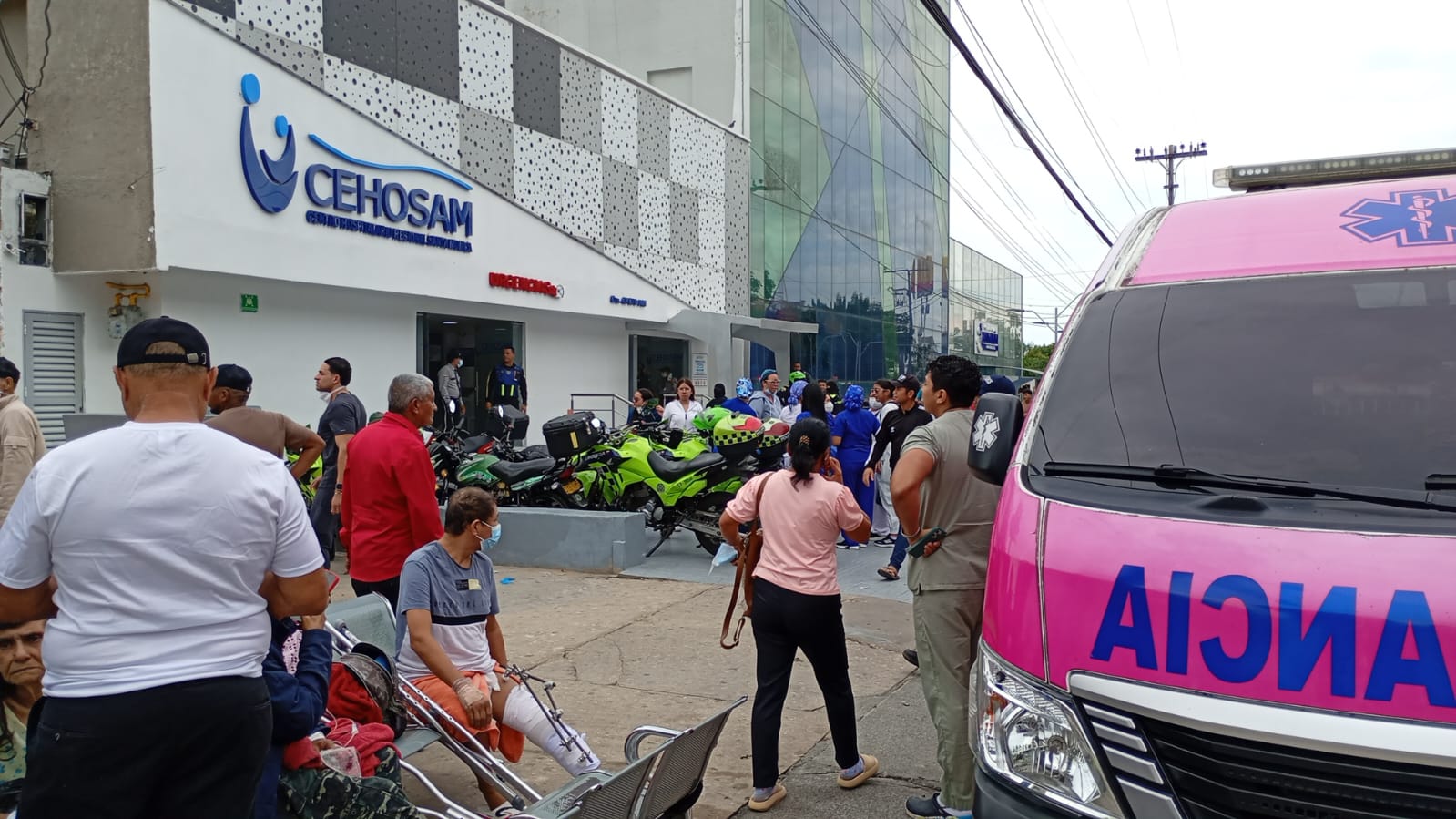 Al sitio llegaron varias ambulancias.