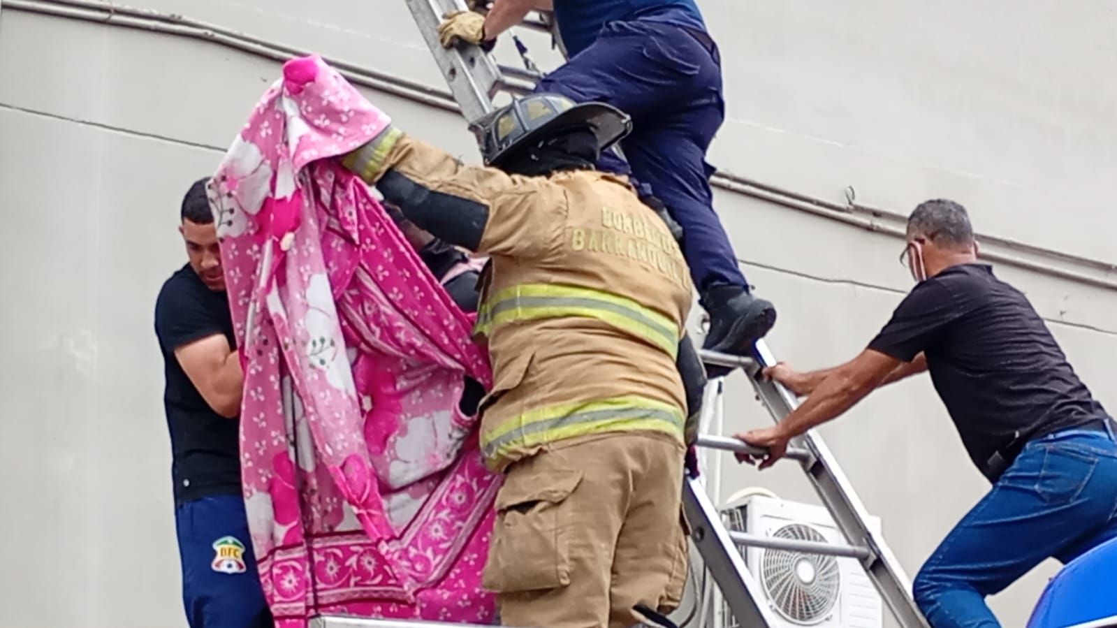 Labores de rescate de los bomberos.