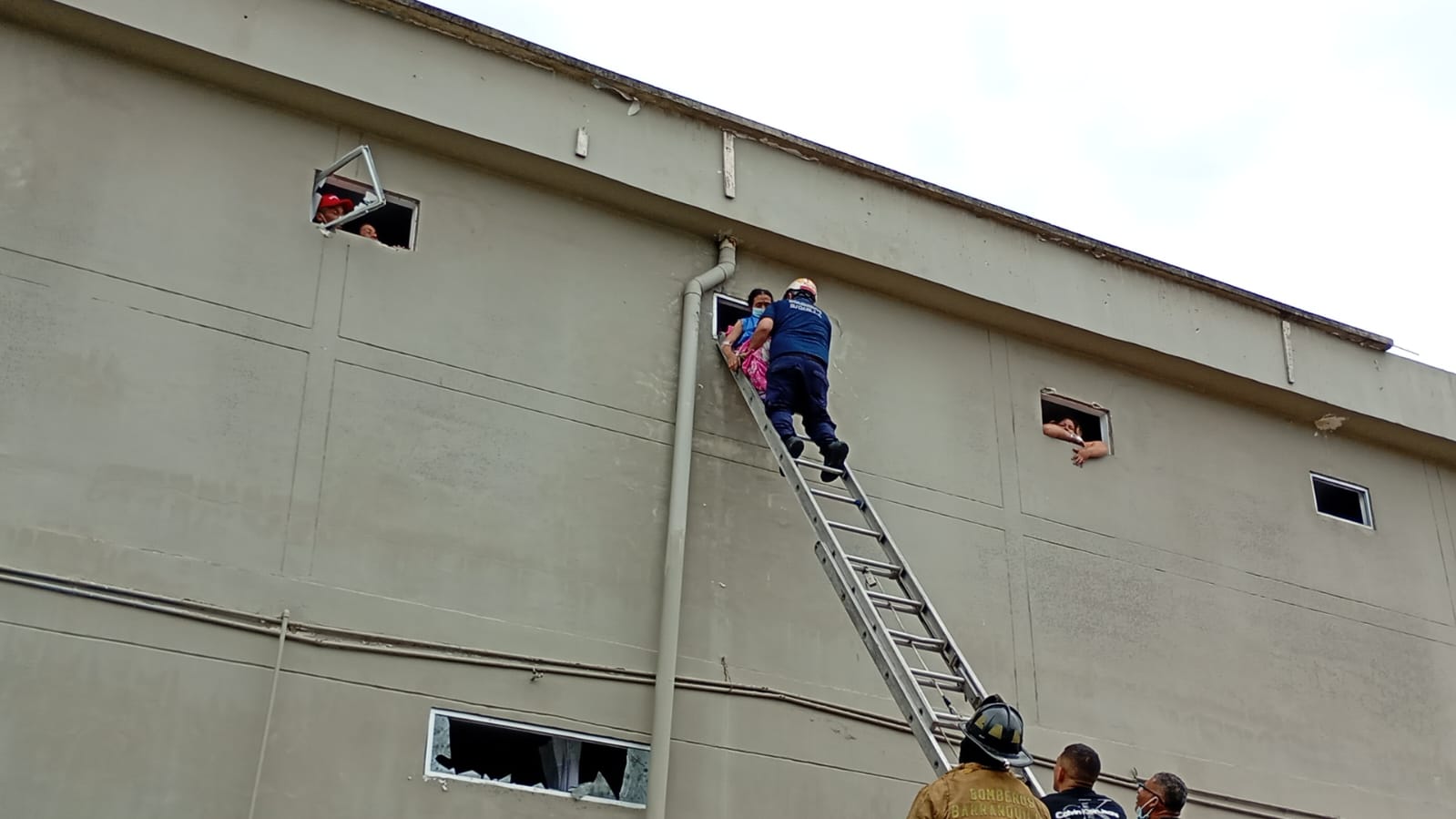 Labores de rescate de los bomberos.