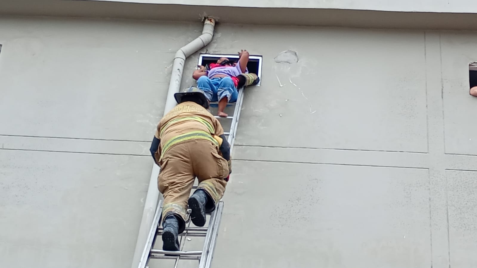 Labores de rescate de los bomberos.