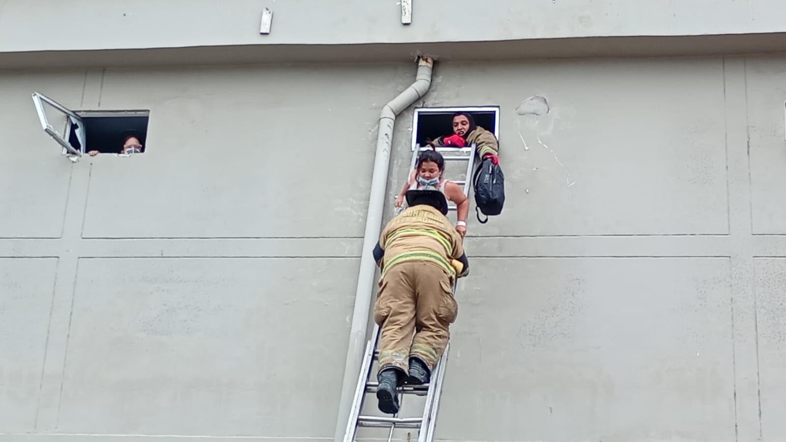 Labores de rescate de los bomberos.