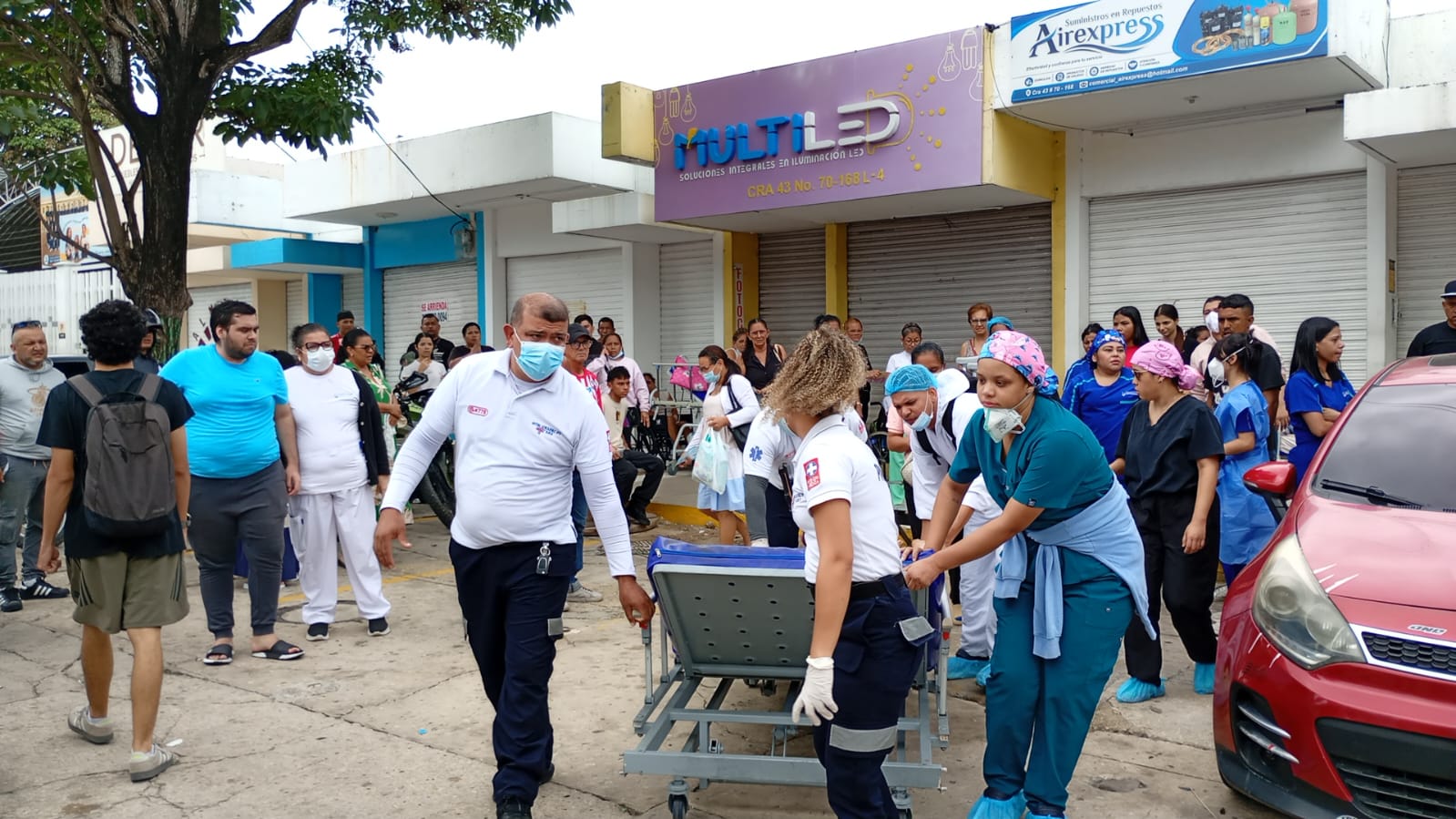 El personal médico evacuado con los pacientes.