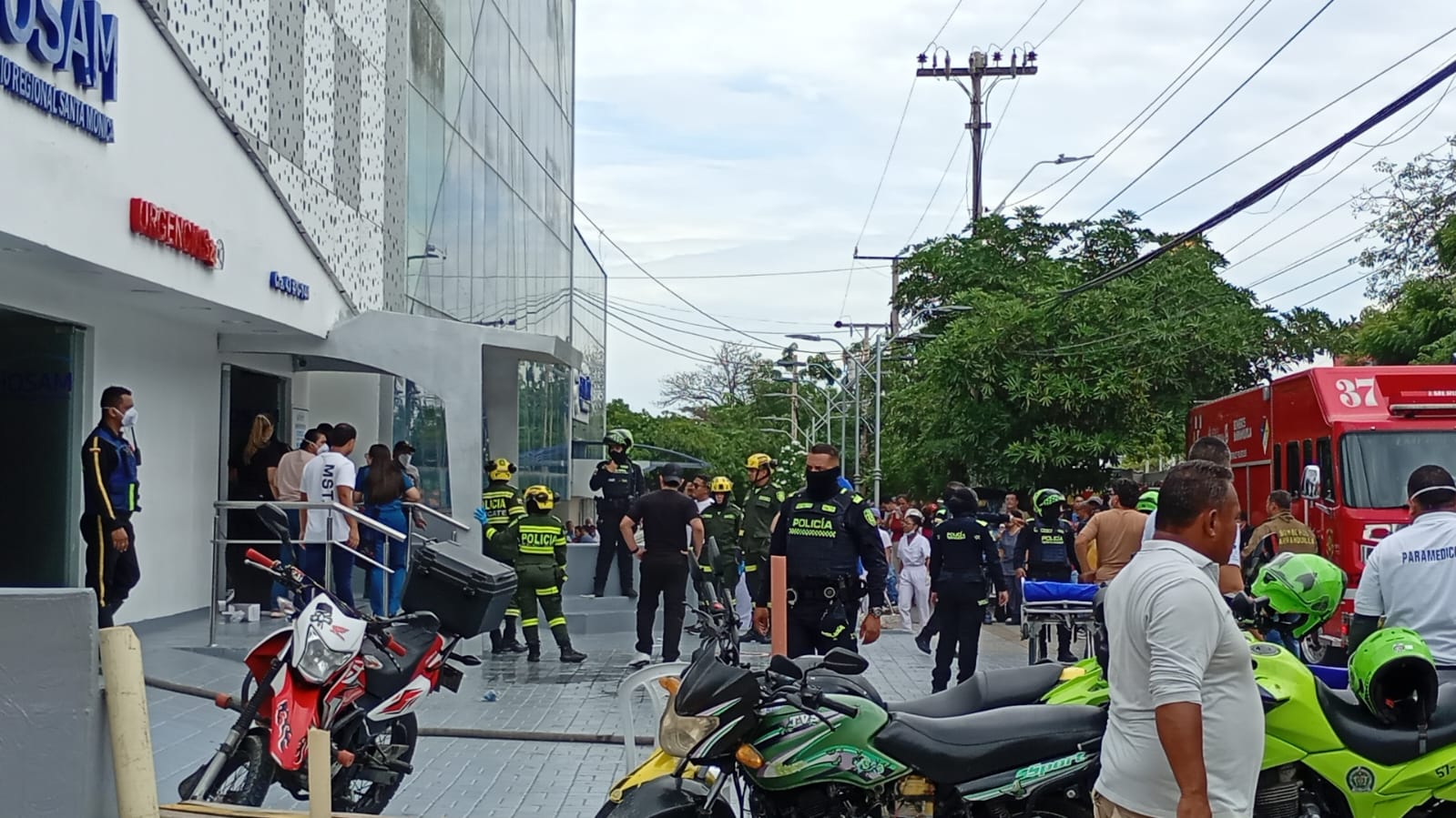 Bomberos y policías trabajaron de forma articulada.