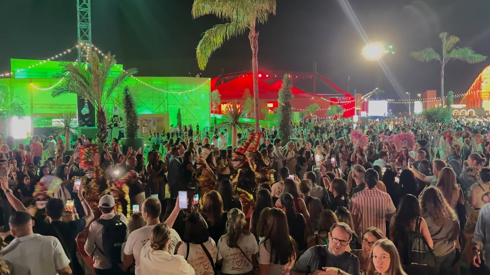 La emoción de los espectadores con el desfile.