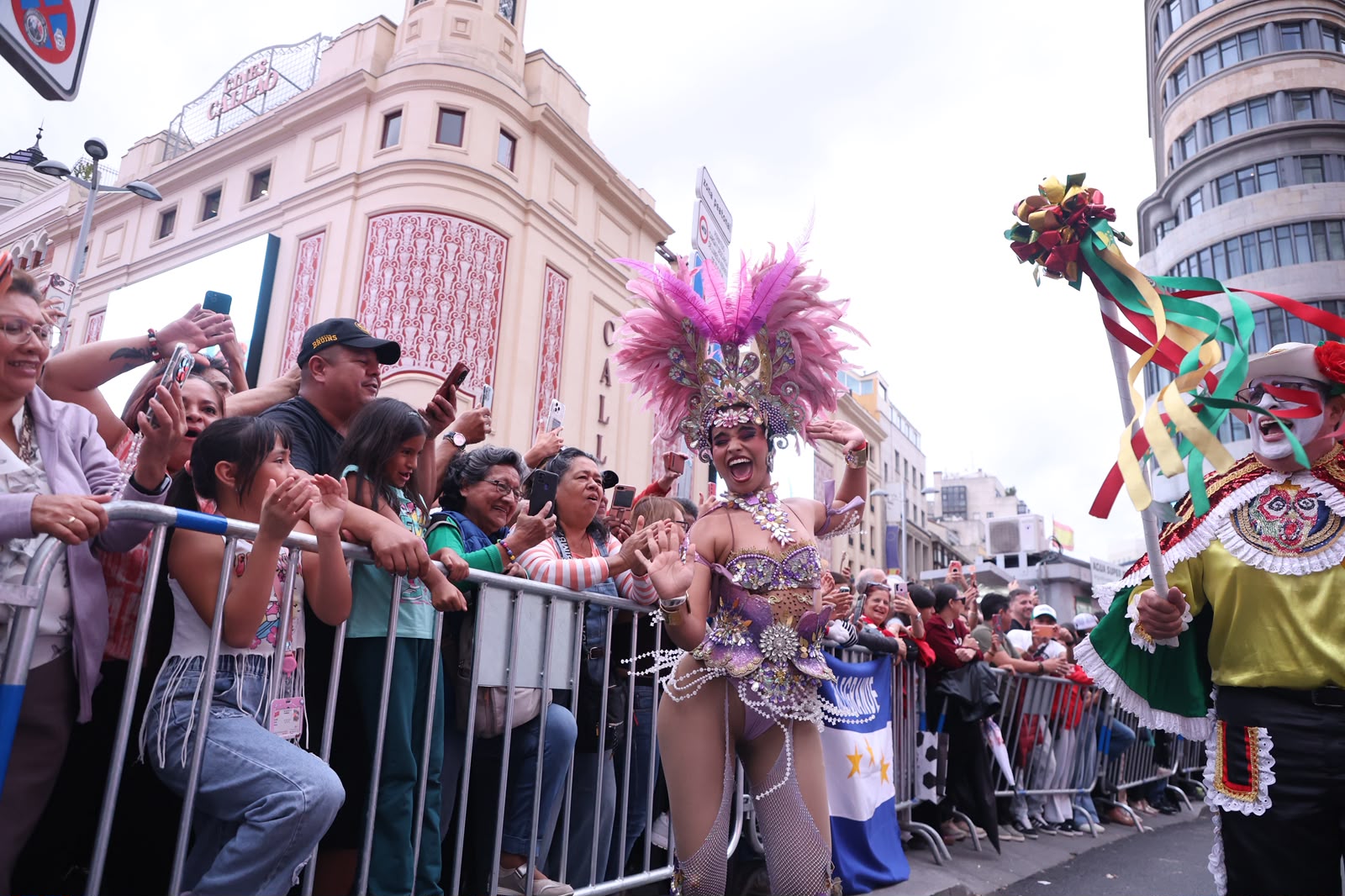 Comparsas del Carnaval en el Desfile de la Hispanidad.