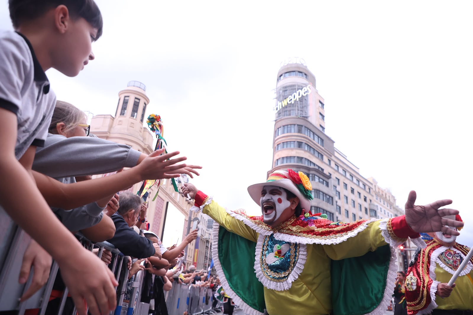 Un garabato en el Desfile de la Hispanidad.