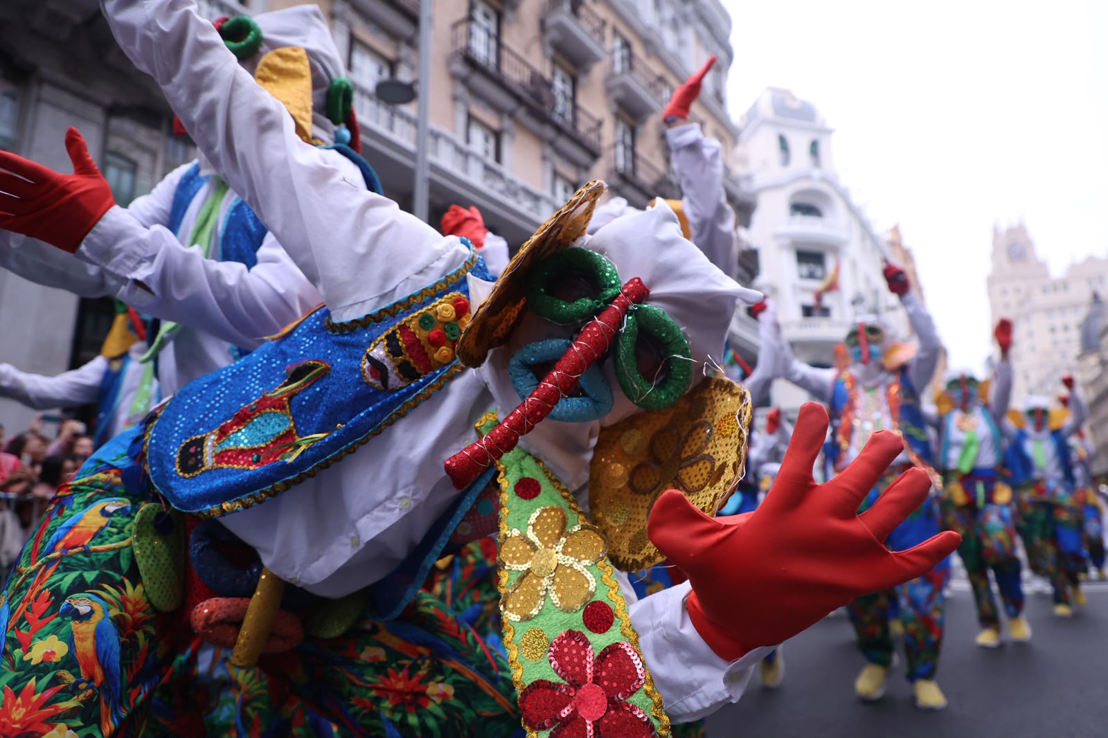 Una marimonda frente a la cámara de Zona Cero en el Desfile de la Hispanidad.
