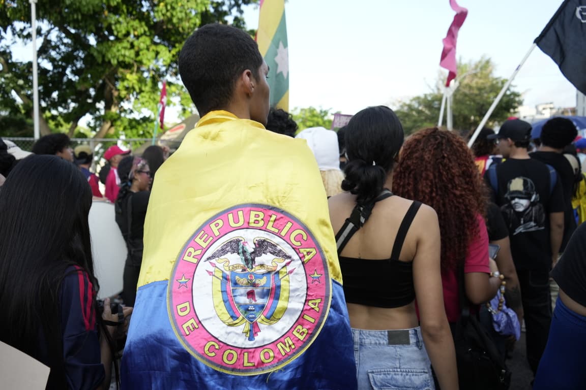 Los manifestantes salieron con banderas de Colombia. 