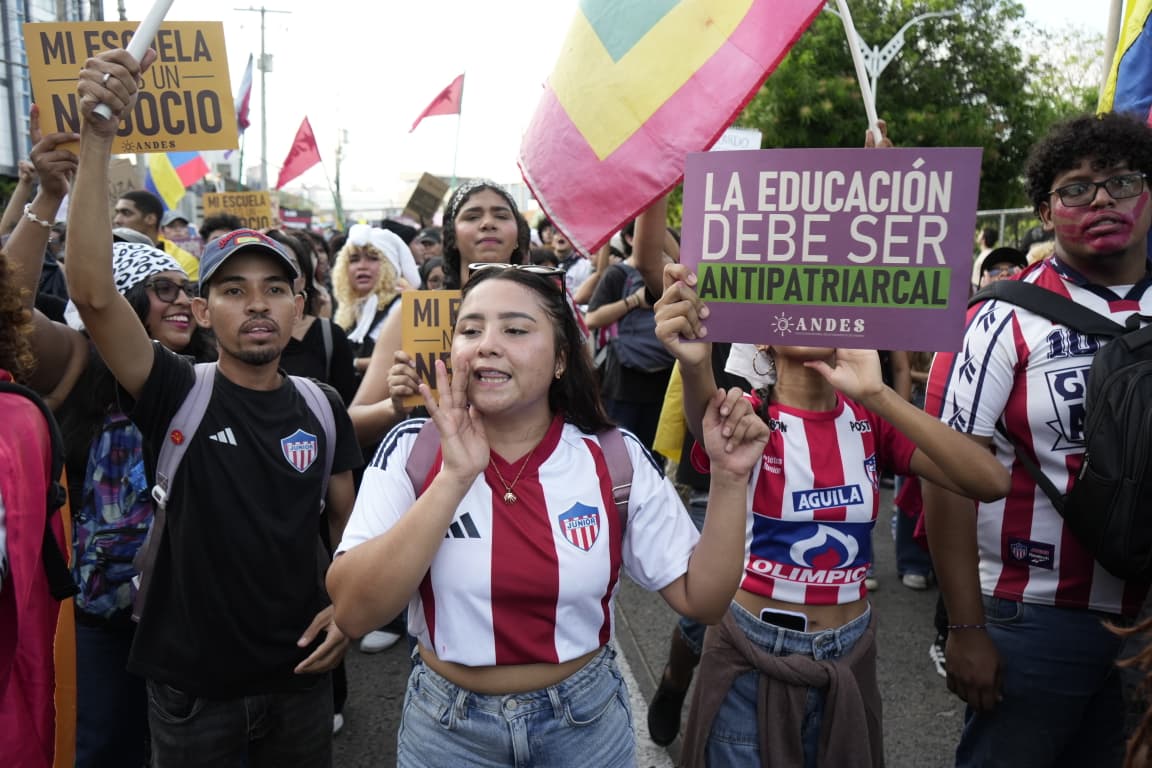 Manifestantes salieron con banderas, pancartas y arengas. 