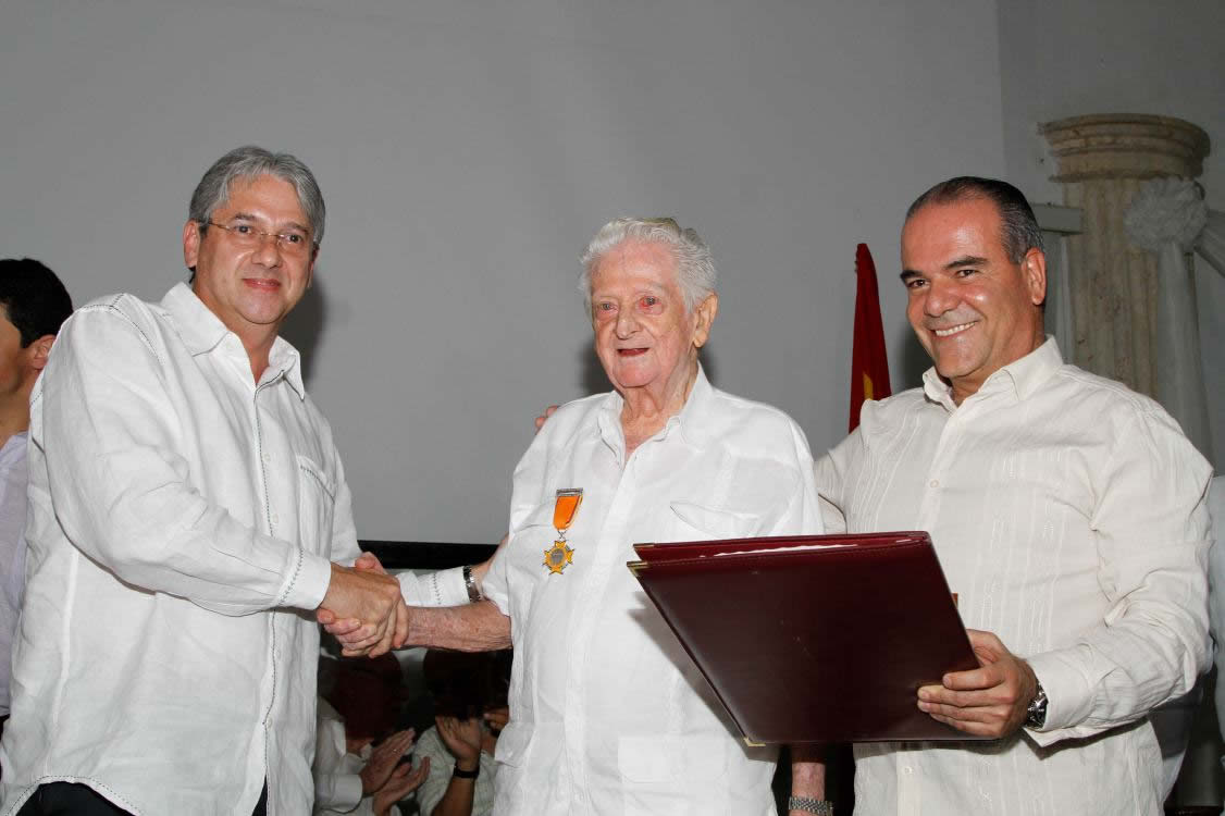 Homenajes y condecoraciones por sus servicios al deporte