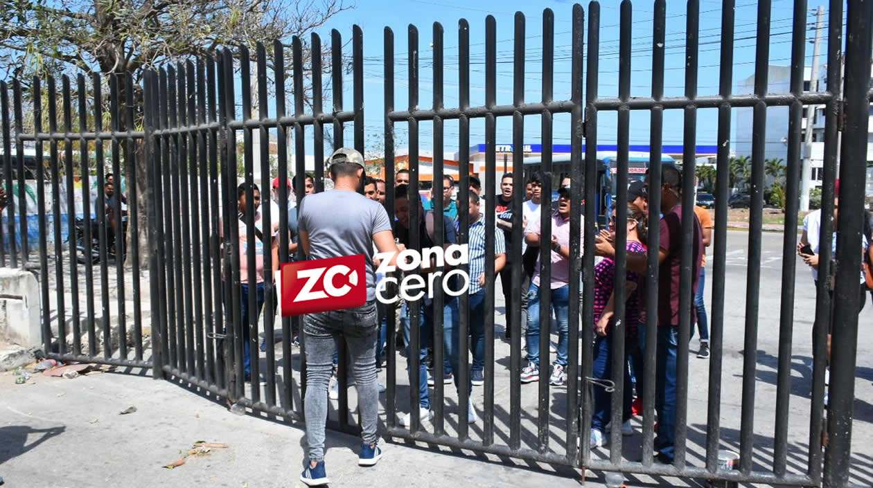 Estudiantes en una de las entradas de la Universidad del Atlántico.