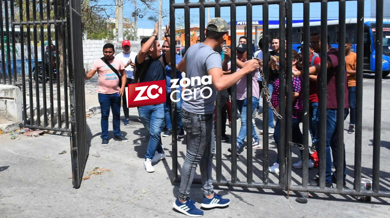 Estudiantes en una de las entradas de la Universidad del Atlántico.