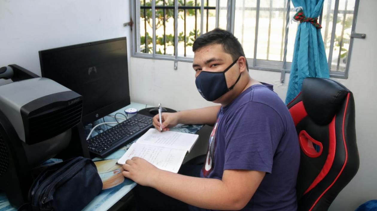 Alejandro Salas, estudiante con "puntaje perfecto"