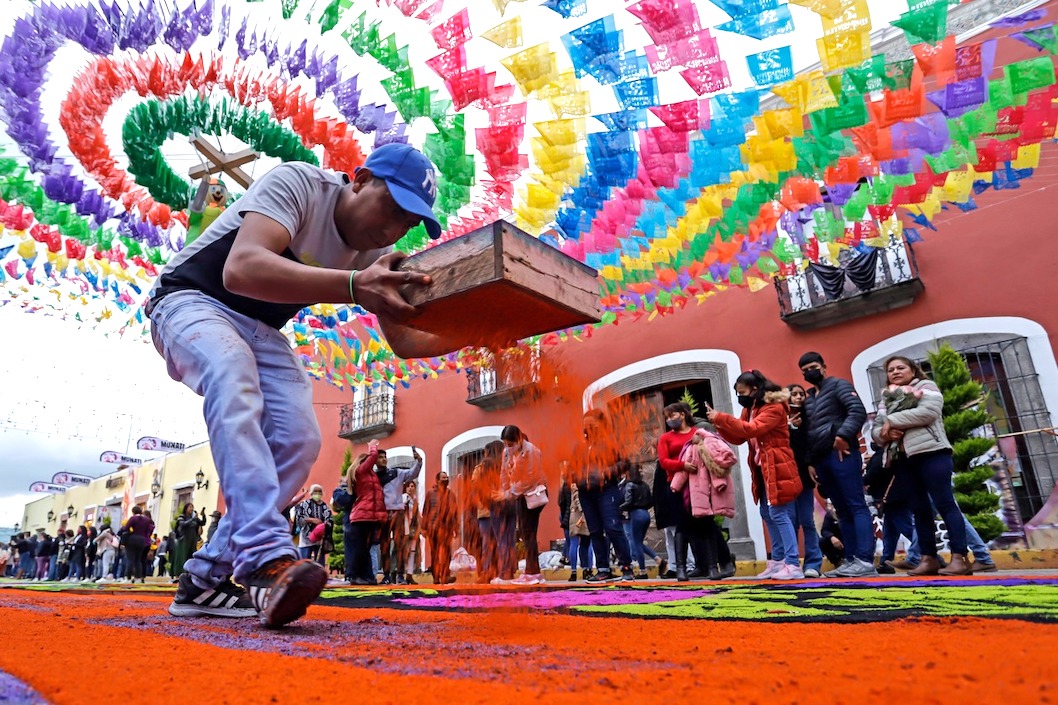 Artesanos elaborando la alfombra.