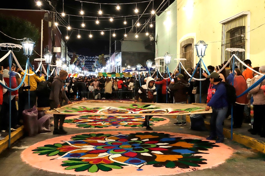 Artesanos elaborando la alfombra.