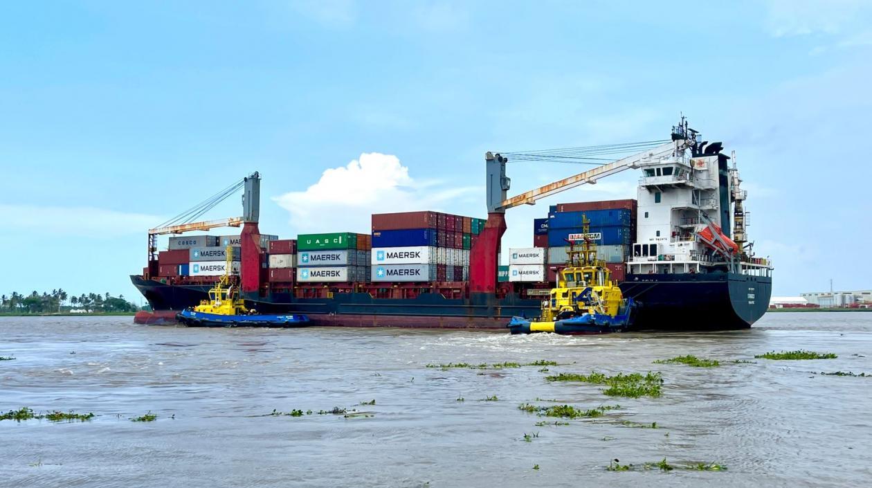 Buque en el canal del acceso al Puerto de Barranquilla.