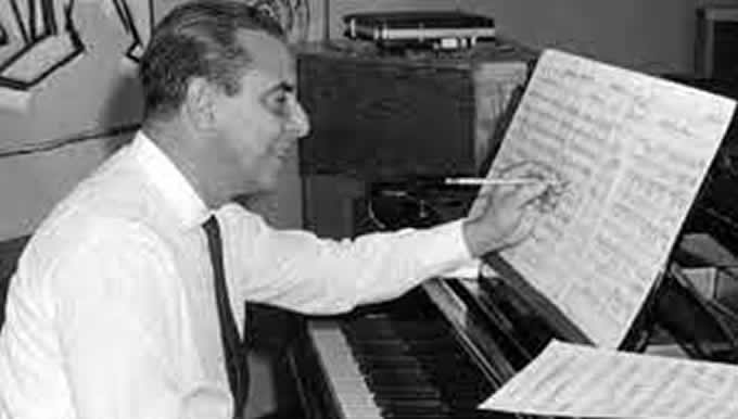 El maestro, partitura en mano.