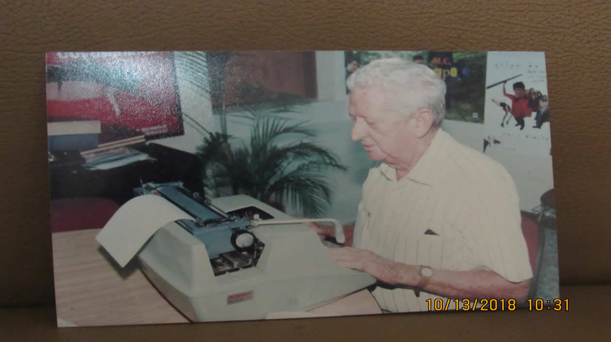 En su inseparable máquina Underwood, aliada fiel de sus columnas