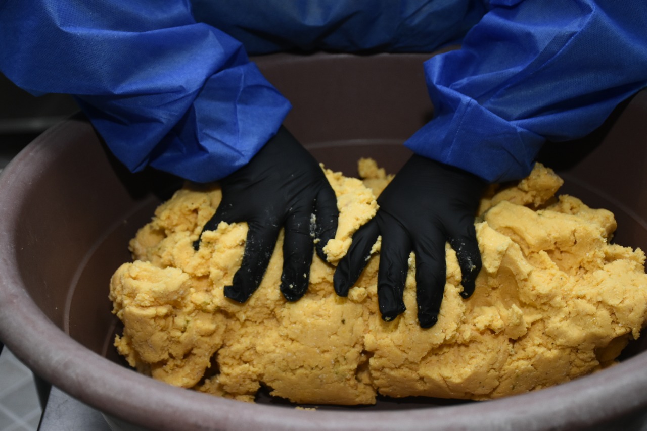 Proceso para cocinar las arepas de huevo.