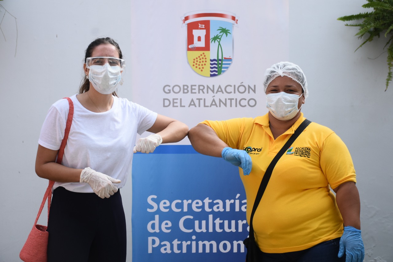 La secretaria de Cultura y Patrimonio, Marcela Dávila y una de las matronas de Luruaco.
