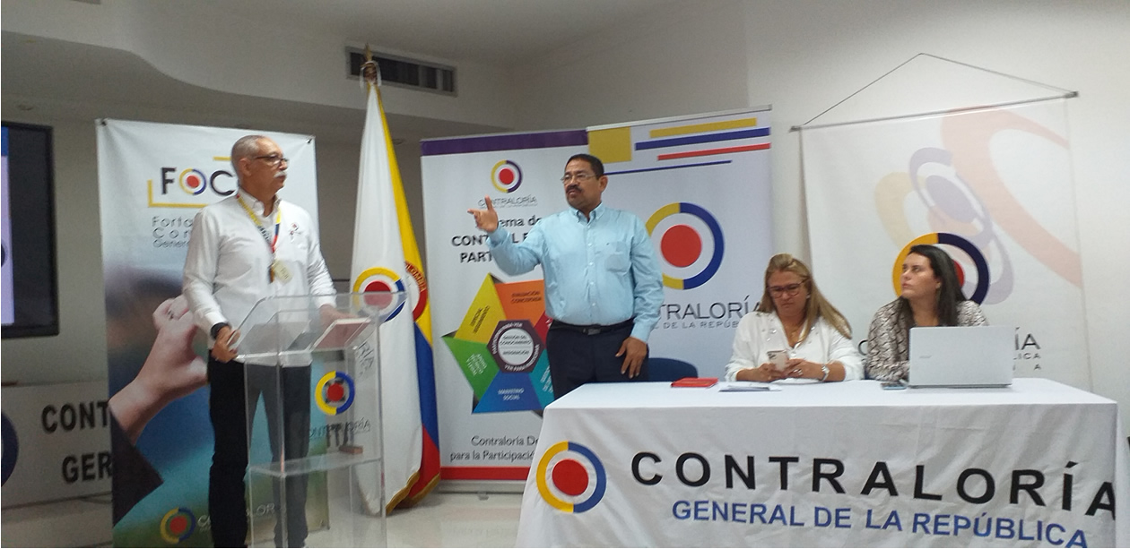 Funcionarios de la Contraloría delegada y de la Secretaría de Educación durante una reunión de la Estrategia de Control Fiscal Participativa de la Contraloría General de la República. 