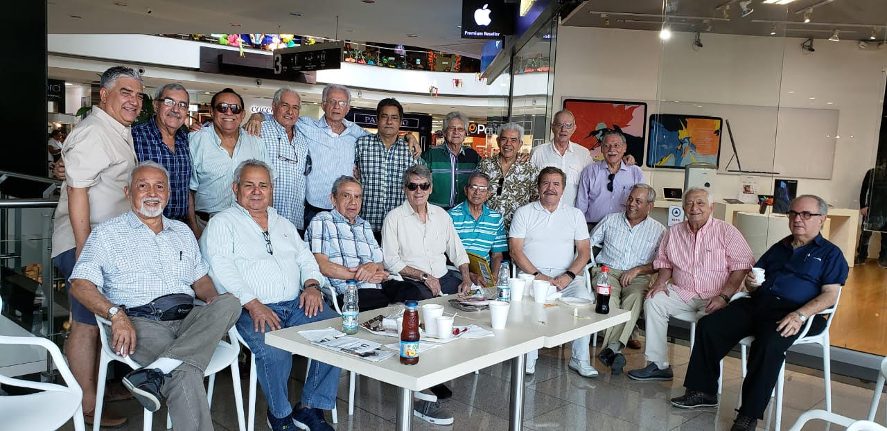 Grupo de excodebistas de distintas promociones que cada jueves se reúnen para reeditar historias y recuerdos de la institución.