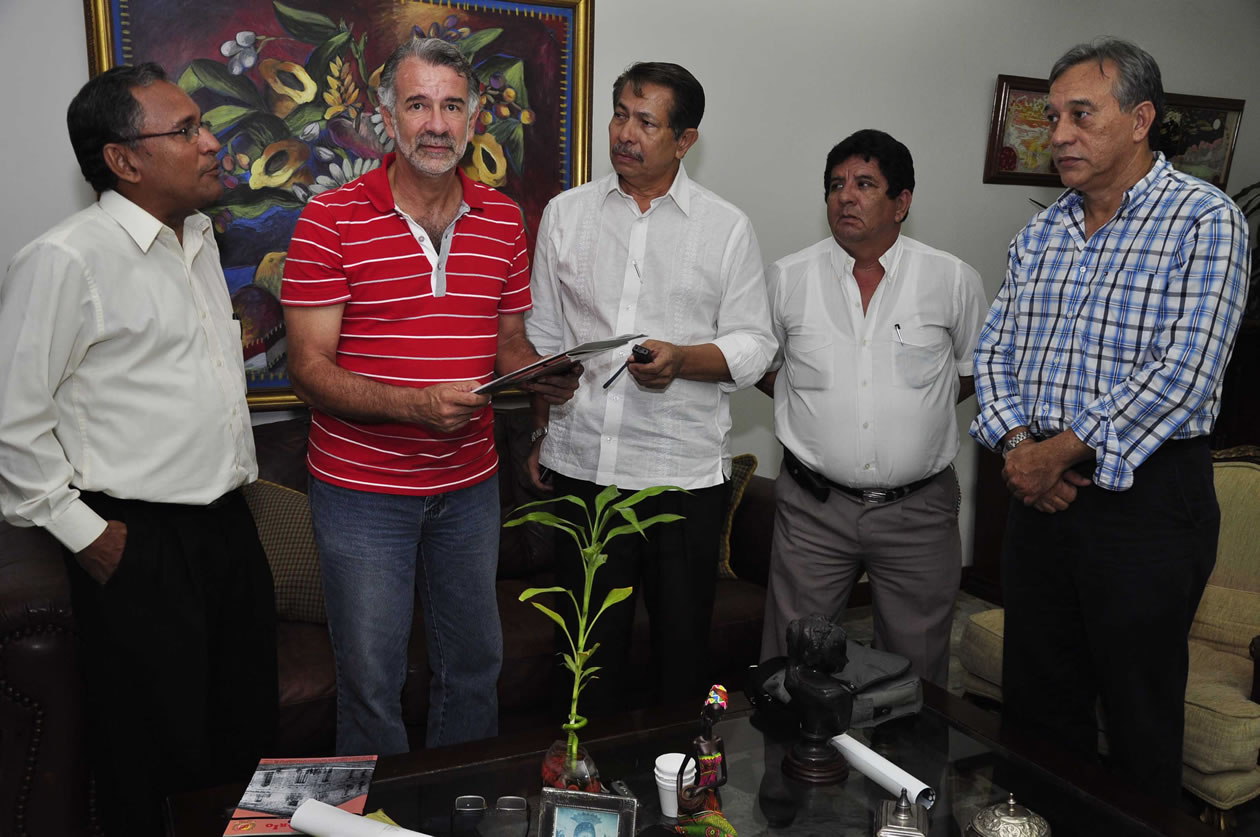 El Gobernador Eduardo Verano en el acto de entrega de la Resolución en la que se da cumplimiento a la Ordenanza 0016 de entrega del edificio del Codeba al Distrito. Acto celebrado en la gobernación en presencia del secretario jurídico, rector del Codeba del 2010 y exalumnos del Codeba.