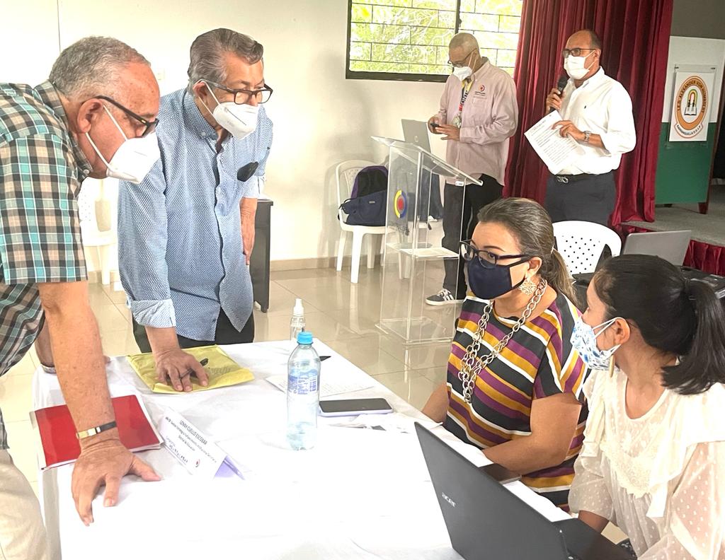 Lenny Cuello (secretaría Distrital de Educación y Cruz Eneidy Vivas, del FFIE) en dialogo con miembros de Asocodeba.